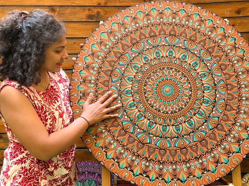 Chaya Jathan bei der Arbeit in ihrem Atelier